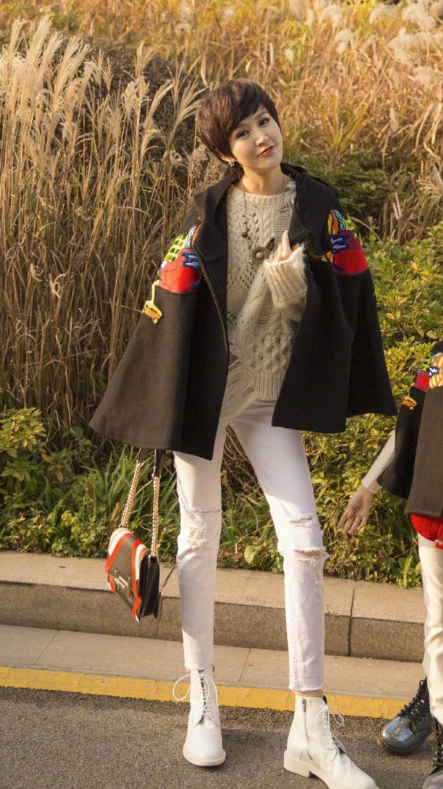 有种"卸妆"叫鲍蕾,没了眼妆后颜值惹争议,陆毅每天怎么过的?