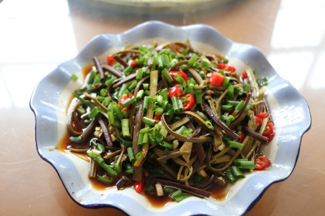 【凉拌龙爪菜】用开水焯透,再过一遍凉水,经处理的龙爪菜口感清香滑润