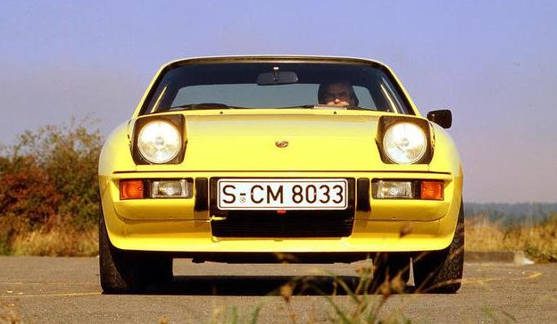 这款车并不是保时捷的第一款跳灯车型,第一款在69年就推出了,刚开始是