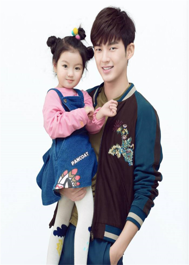 同样都是素人萌娃,"董力女儿"年入千万,"邓伦女儿"却被人遗忘!