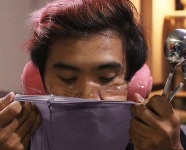 泰国小哥"灵魂cos王",偷女朋友"紫色丝袜"套头,看到成品:有内味了