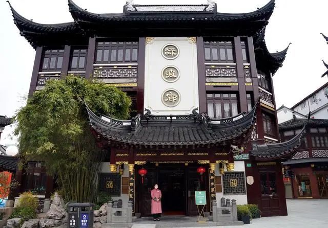 绿波廊正式恢复堂食了九曲桥畔的海派名店3月3日,上海豫园上海店内