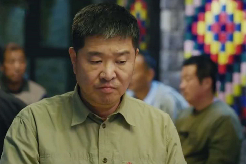 他是师胜杰的徒弟,因模仿单田芳走红,如今在刘流导演的新剧里跑龙套