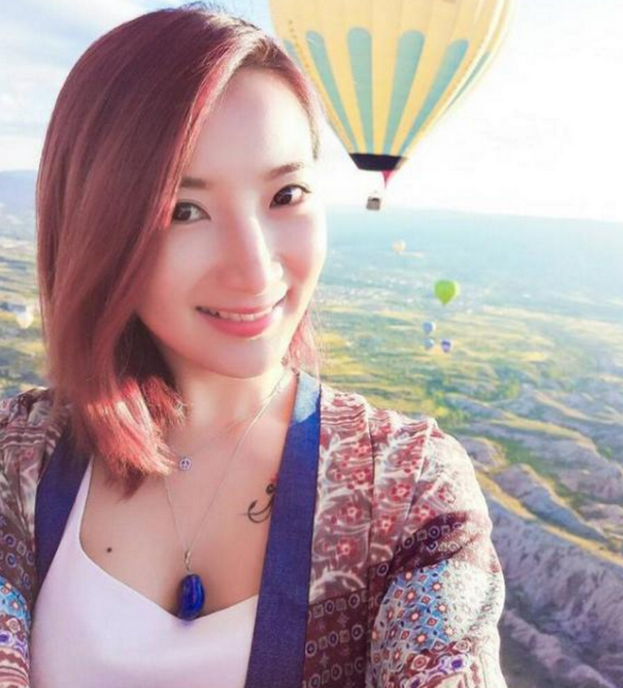 陈赫前妻许婧穿深v裙凹造型性感好身材丝毫不输张子萱