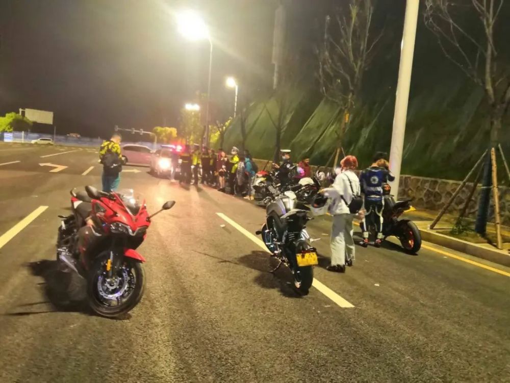 交警夜查飙车党17辆炸街摩托一锅端