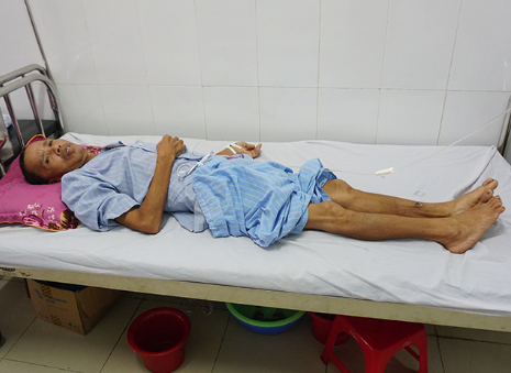 男子50岁才娶个低智妻子生了娃,如今他却遭遇车祸全身瘫痪