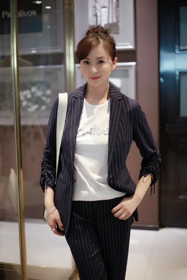 戴娇倩很疯狂!深v印花吊带黑裙修身又能秀胸线,39岁气质高雅