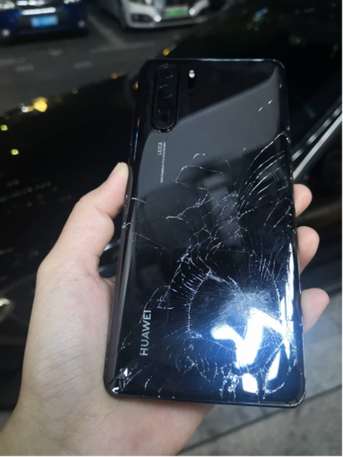 疫情爆发以来,为了方便对手机进行清洁和消毒,我就把手机壳摘掉了