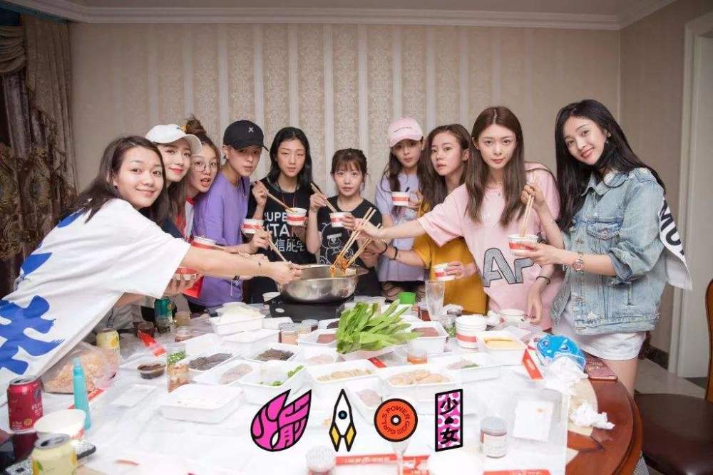 火箭少女101|火箭少女围成一圈护送Yamy，网友齐呼尴尬到抠脚，表演有点过头了