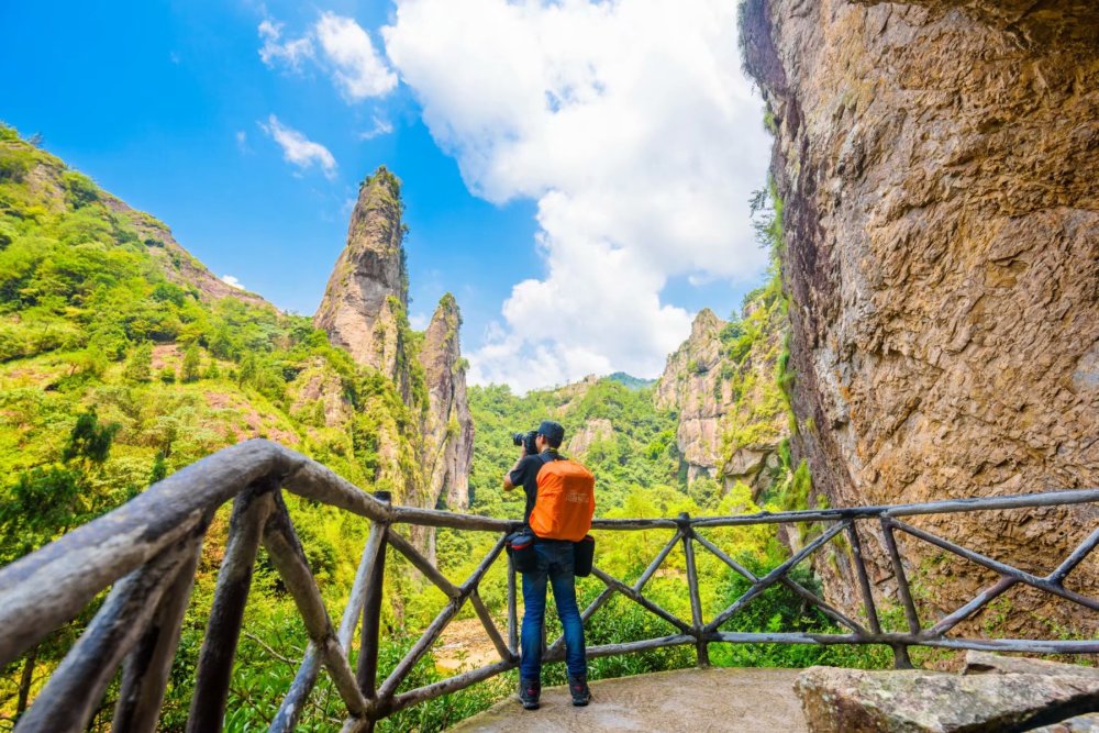 这不重要 重要的是,我们一起携手走过 我们看风景,也听故事 谁能想到