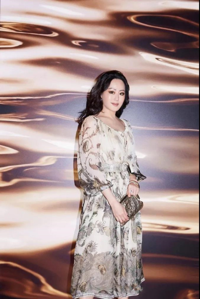 章小蕙56岁也这么美,穿印花连衣裙配温柔波浪卷,贵妇范太有魅力