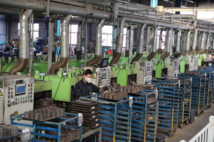 上市公司金麒麟股份有限公司一厂区热压生产车间员工在忙生产,自2月10