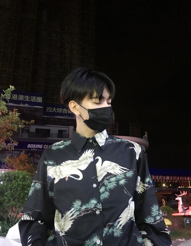 七鹤大人学习"精神小伙"穿搭,仙鹤衬衫配紧身裤,效果还不错