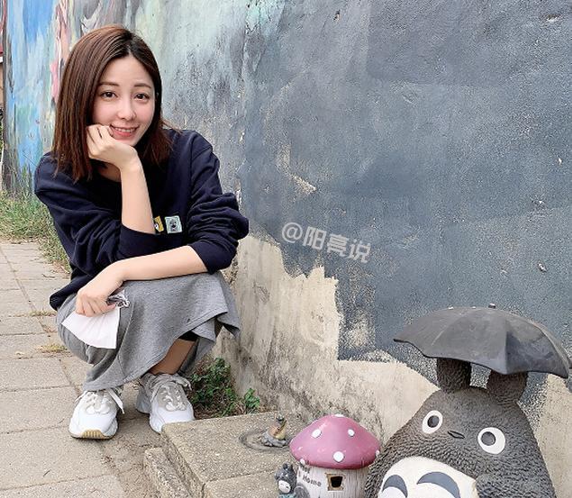 当然,生活中的安唯绫清纯可人,但性感娇媚的写真照同样也可以驾驭.