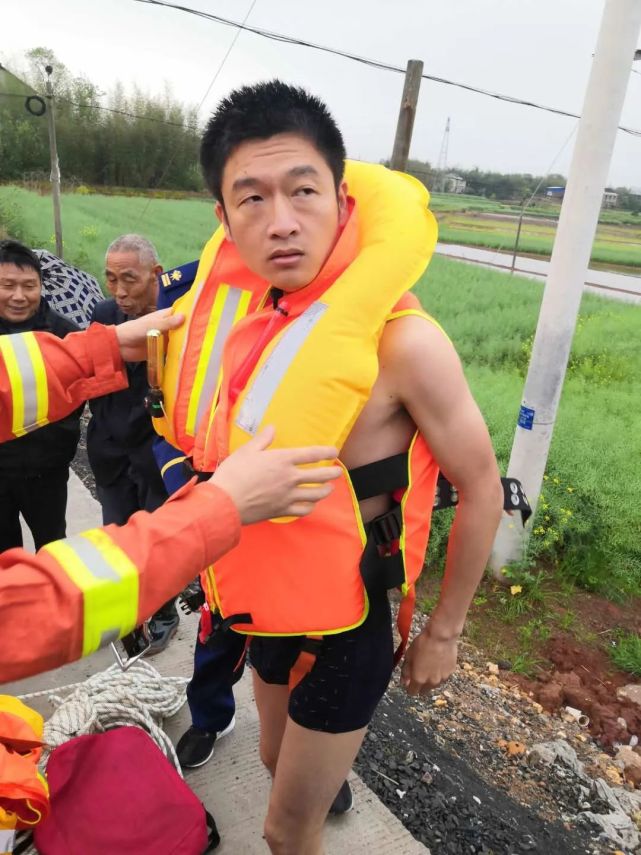 衡阳西界公路一轿车翻入水塘渣江派出所辅警下水救人