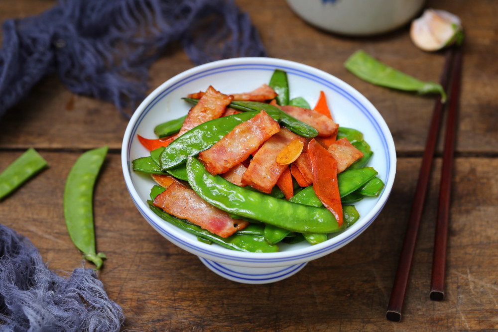 春季这蔬菜我家1周必吃3次,5分钟炒一盘,脆嫩清香排出肠道垃圾_腾讯新