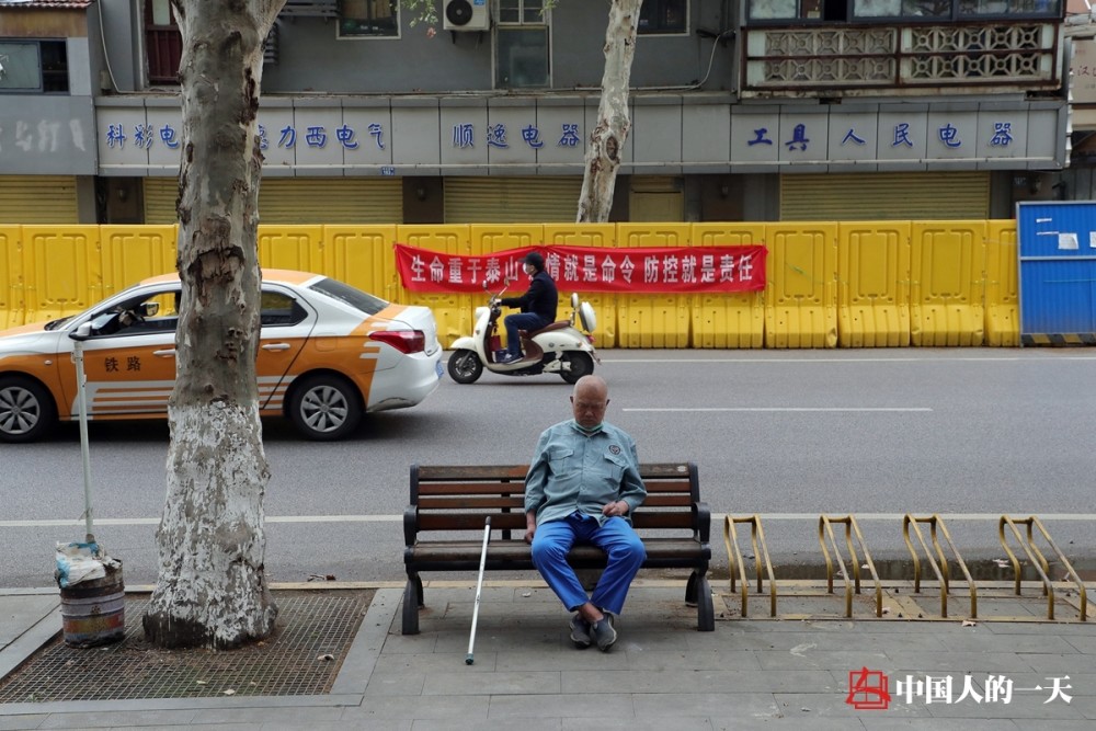 3月26日,武汉前进四路,一位市民坐在路边长椅上休息.刘有志/摄