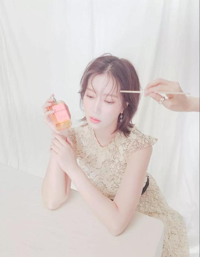 还出演了大火的《我独自生活》中,她在练歌房暴走自嗨,配合李贞贤的