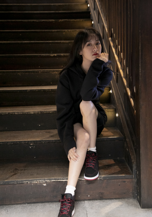 只见袁冰妍将头发高高挽起,拢到脑后看着更端庄优雅,任由几缕刘海垂落