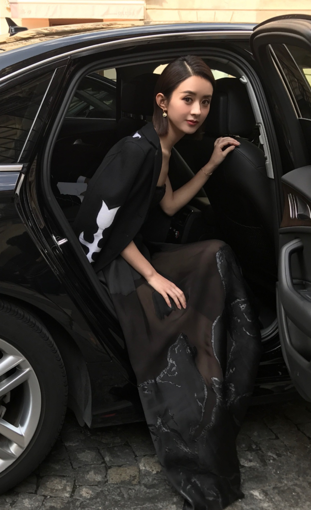 赵丽颖产后"下车照"被疯传,脱离了百万精修,真实腰围看懵我