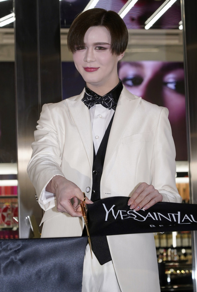 日本星二代matt真会保养绅士西装偏分发好似芭比男娃