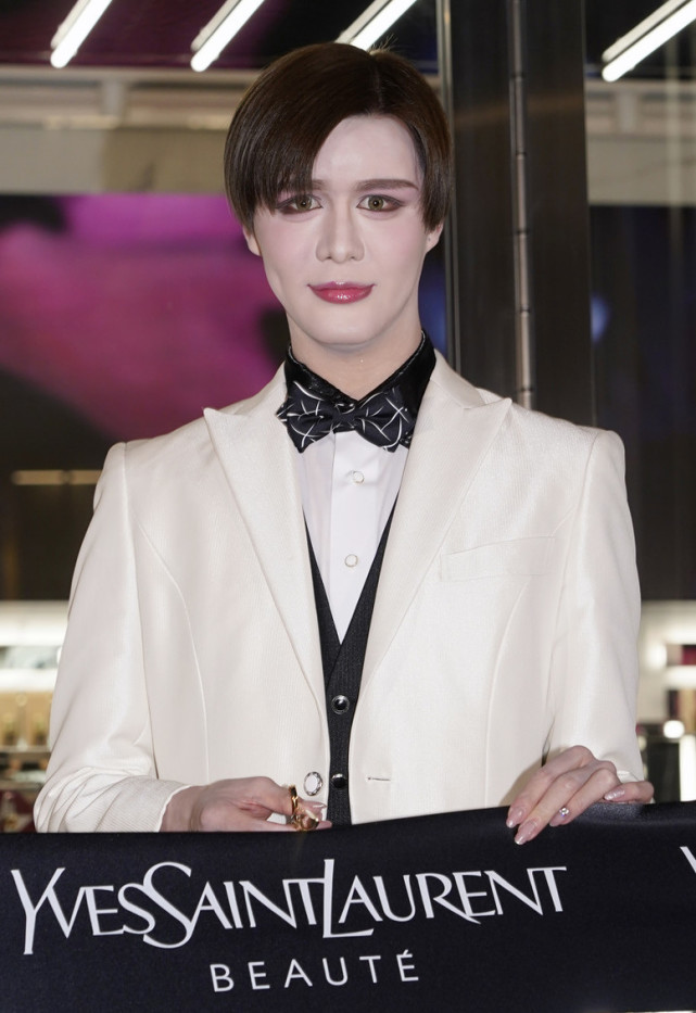 日本"星二代"matt真会保养,绅士西装偏分发,好似"芭比男娃"