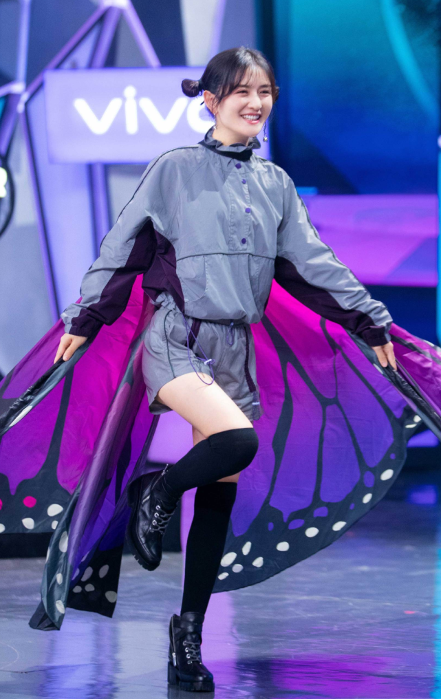 谢娜才是不给00后留退路吧?穿"墨汁袜"上台,腿长都有1米2