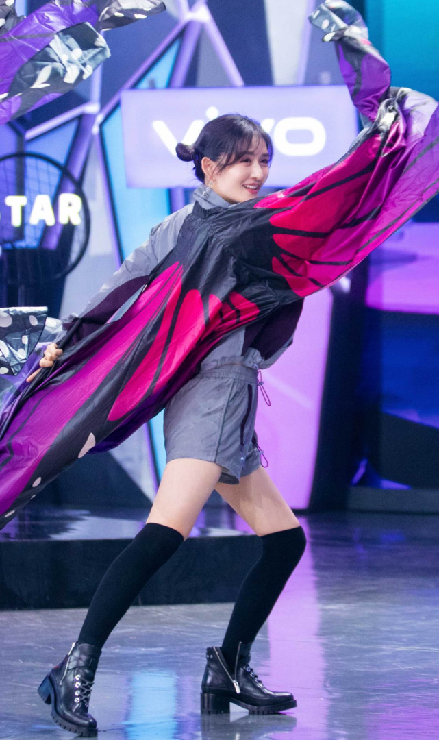 谢娜才是不给00后留退路吧?穿"墨汁袜"上台,腿长都有1米2