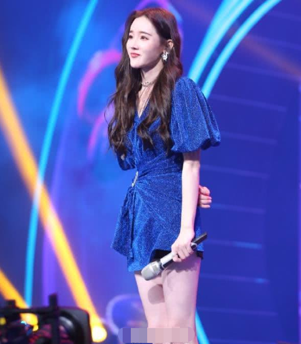 其中,比较有名的比如yy主播戴羽彤,当时她翻唱这首歌之后,被称为"天使