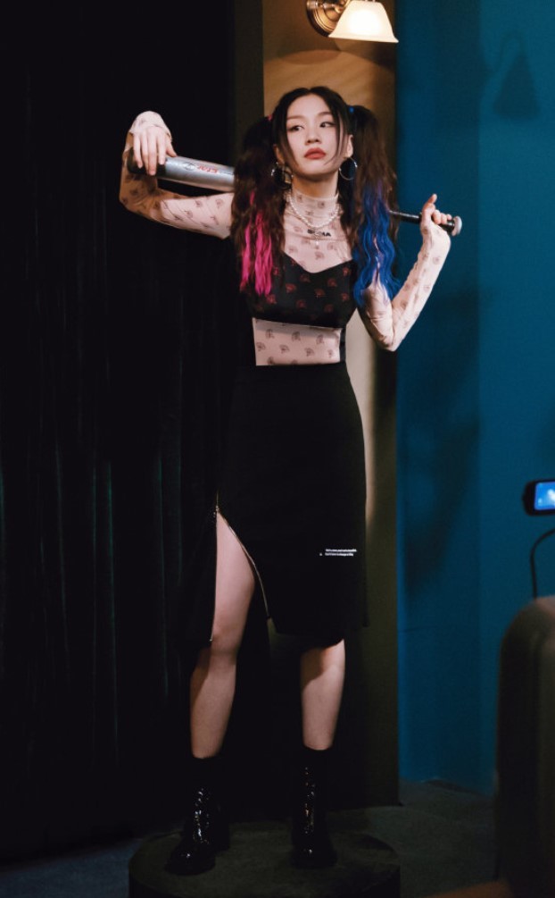 当金靖和健身教练同框时,这腰像被开了窗