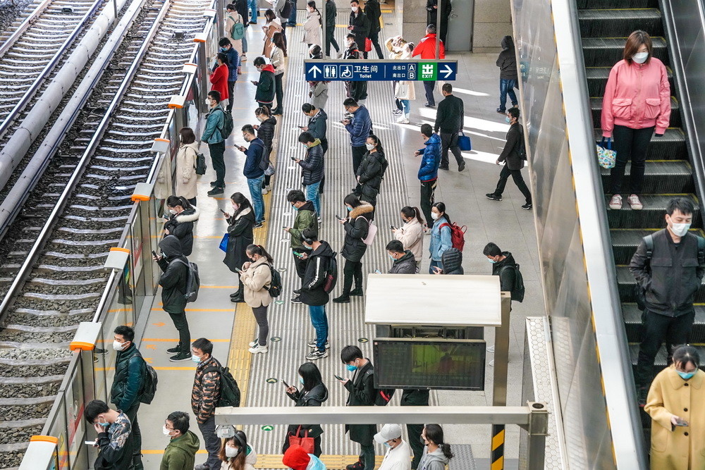 实拍今晨北京地铁西二旗站忙碌早高峰回归