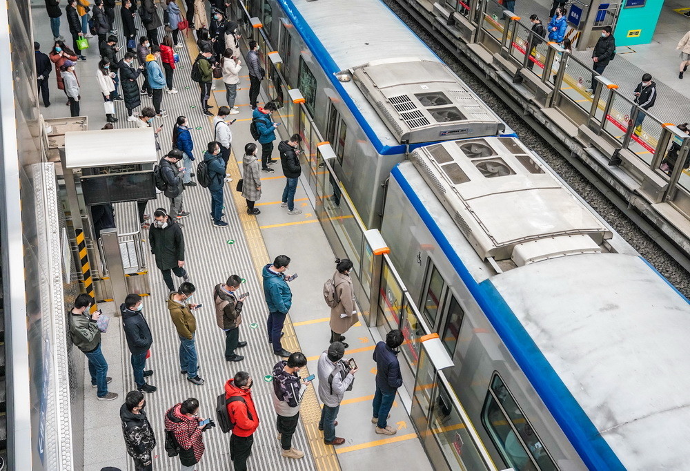 实拍今晨北京地铁西二旗站忙碌早高峰回归