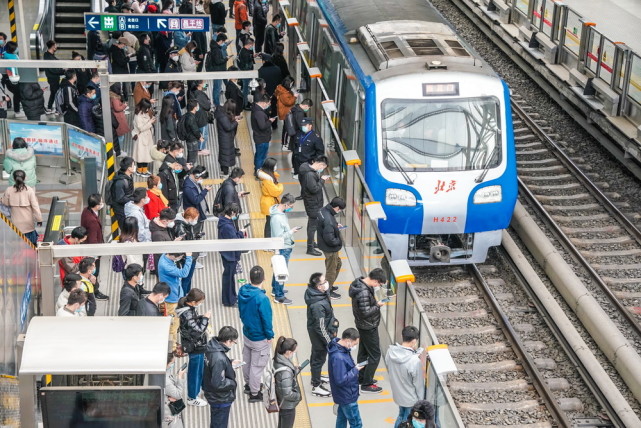 实拍今晨北京地铁西二旗站忙碌早高峰回归