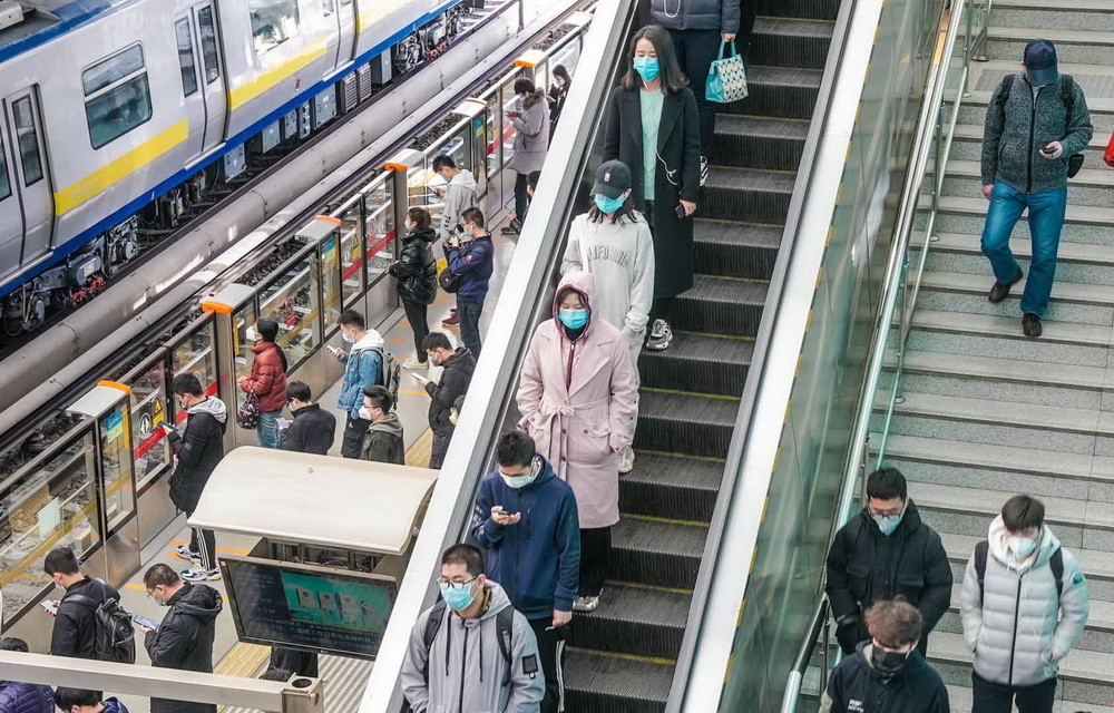 实拍今晨北京地铁西二旗站忙碌早高峰回归