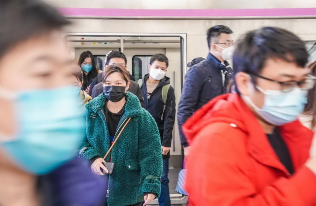 实拍今晨北京地铁西二旗站忙碌早高峰回归