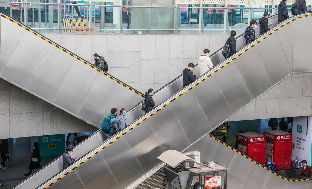 实拍今晨北京地铁西二旗站忙碌早高峰回归
