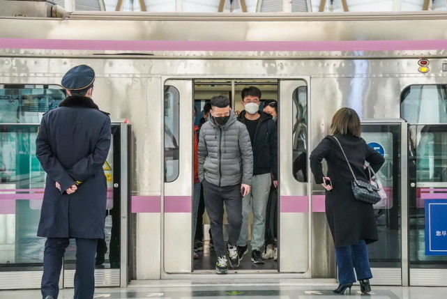 实拍今晨北京地铁西二旗站忙碌早高峰回归