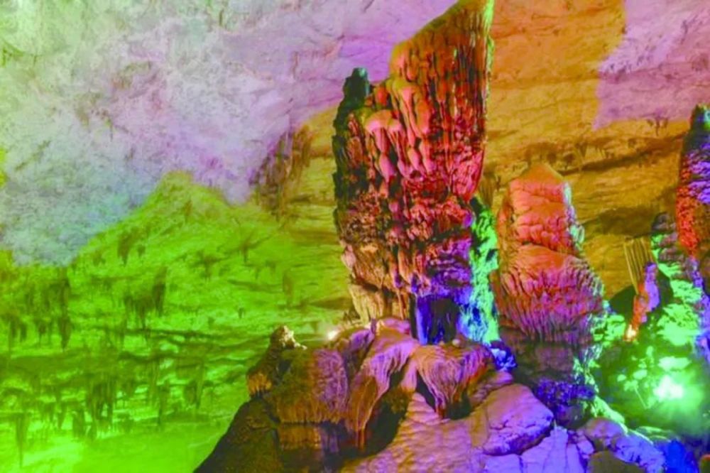 乐平洪岩洞内悬挂空心冰凌四季不化