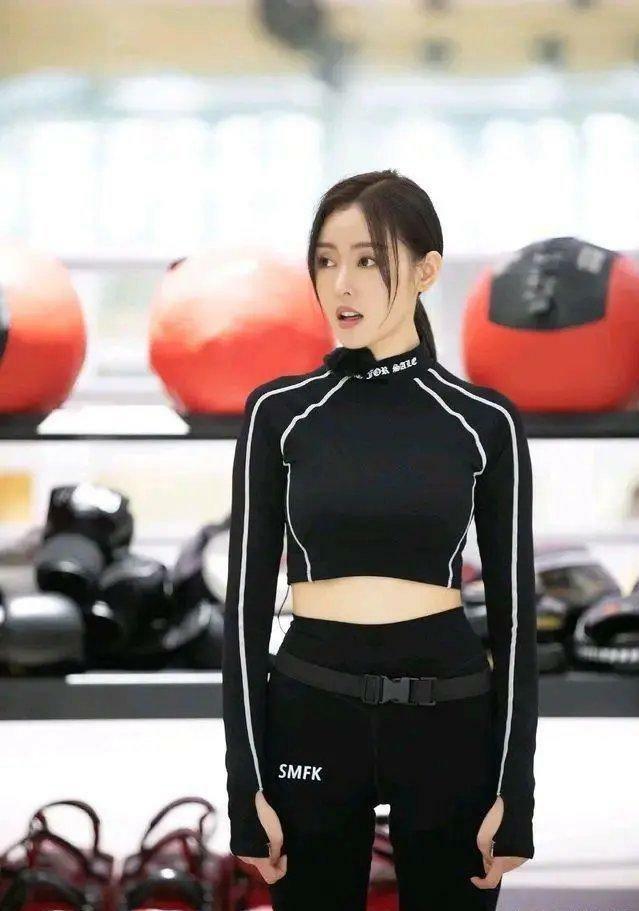 3,张天爱:女神张天爱一袭粉红色毛衣,气质优雅,千娇百媚,简直太美了!