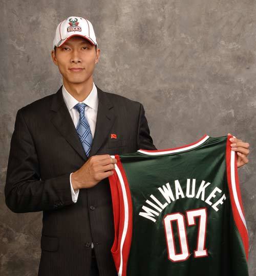 易建联当年花费上百万买手镯,去追求刘亦菲,为何却惨遭拒绝?