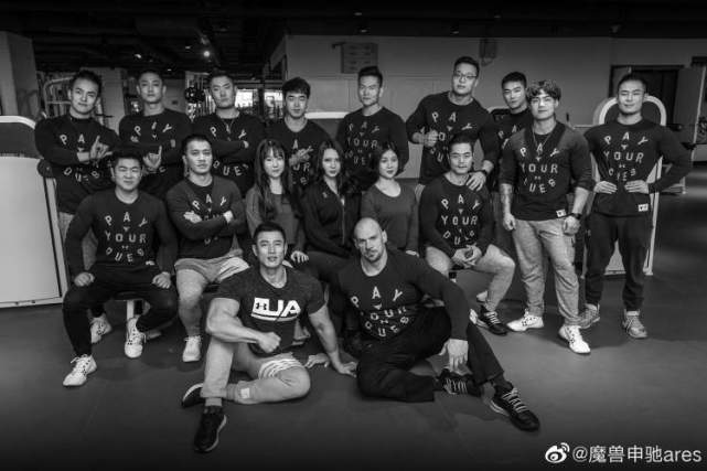 视频里的徐恩杰永远精神饱满,情绪亢奋,一碗黄泥螺就足以让他笑到颧骨