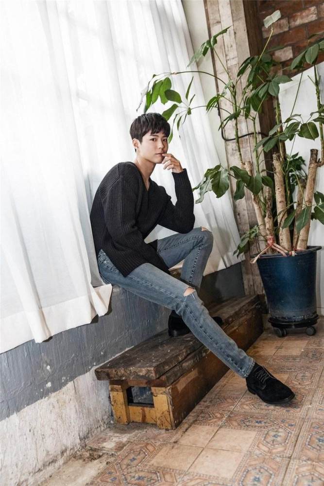 谁说男生穿牛仔裤显得油腻本以为李钟硕穿牛仔裤很好看没想到第一名是