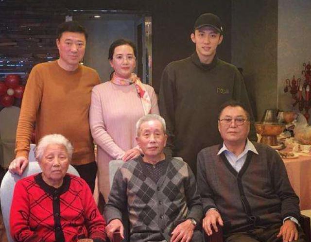 黄景瑜父母罕曝光探班看儿子复工好谨慎全家高颜值令人羡慕