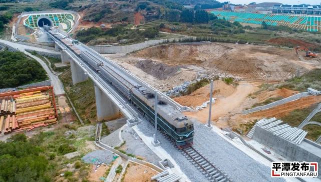 铺完铁轨以后,马上就可以开始新一轮的t型梁架设.