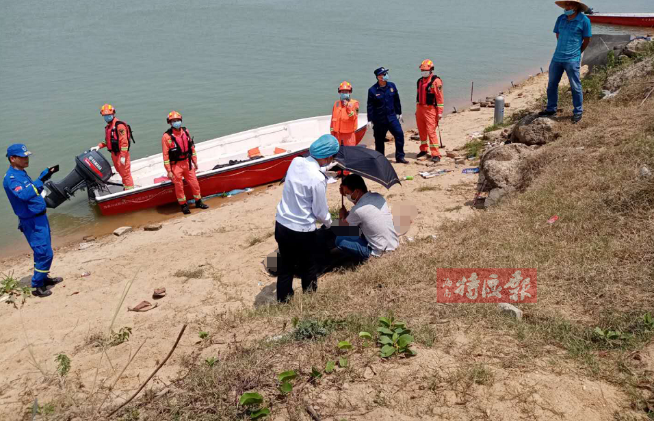 遗体打捞上岸(记者李志良 实习记者李波摄) 莫让花样年华 为溺水停下