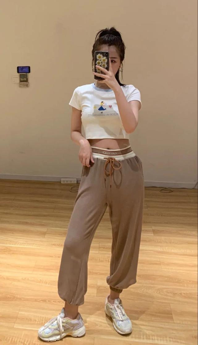 虞书欣穿"儿童t恤"炫腹,看清她的真实腰线,全网女生都酸了!