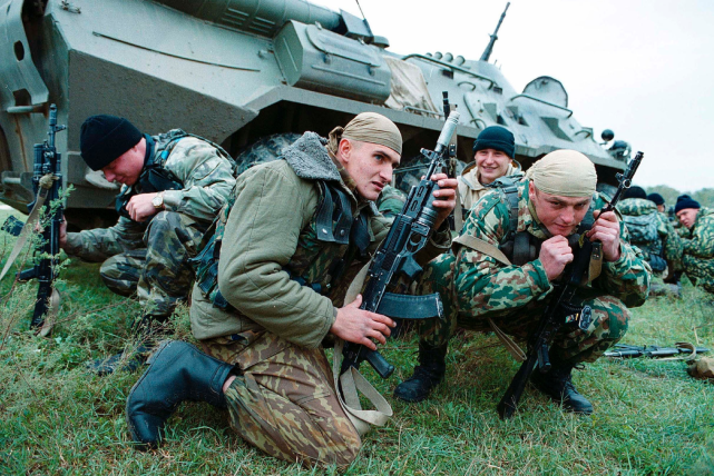 第二次车臣战争实拍老照俄军突击队铁流滚滚城市建筑千疮百孔