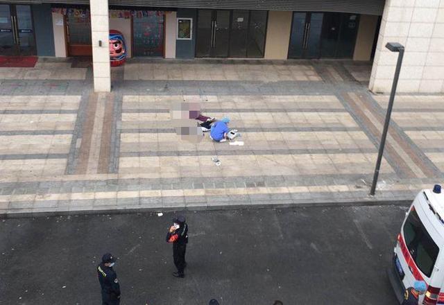 深圳两名14岁初中女生坠楼身亡,警方:初步认定为轻生_腾讯新闻