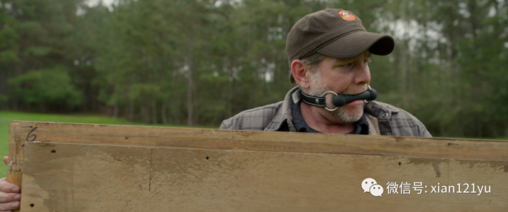 一群人在一个小岛上醒来,发现自己嘴上戴着类似驴嚼子之类的东西