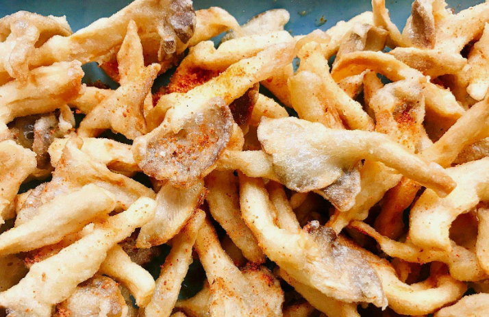 炸蘑菇时,不要直接搅面糊,多做"这一步",吃起来更香酥超过瘾